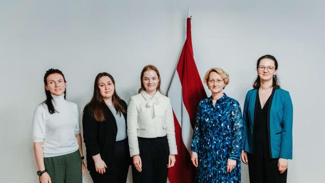 Izglītības un zinātnes ministre Dace Melbārde ar biedrības “Latvijas Jaunatnes padome” (LJP) pārstāvjiem