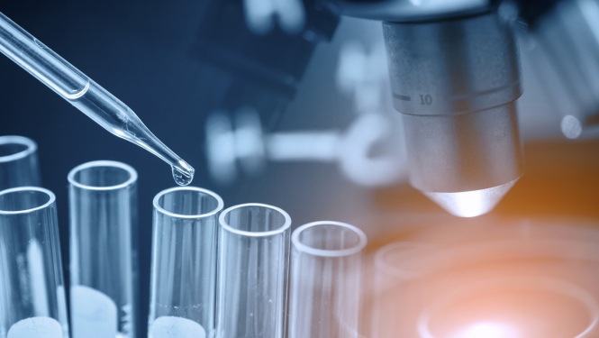 Zinātnes laboratorija, mēģenē tiek pilināts šķidrums.