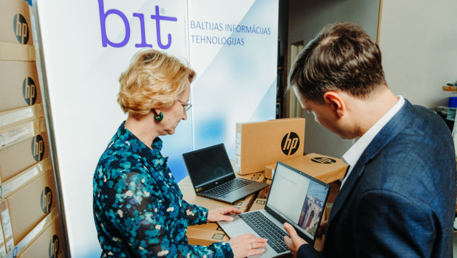 Izglītības un zinātnes ministre Dace Melbārde pēta HP firmas portatīvo datoru