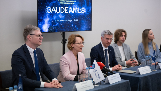 Kopbilde ar preses konferences dalībniekiem