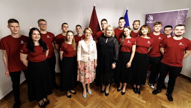 IZM ministre Dace Melbārde ar Latvijas jauno profesionāļu komandu