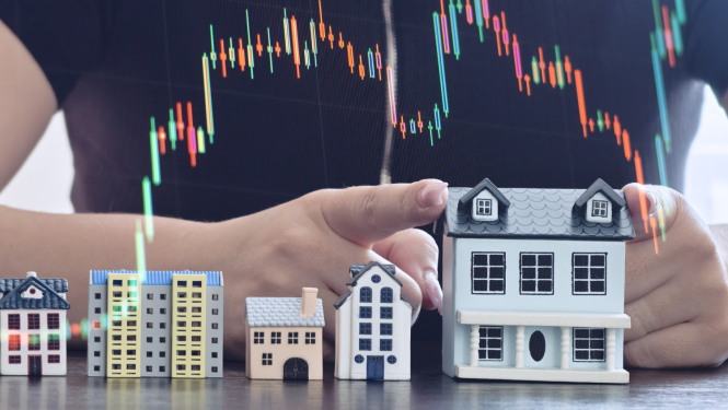 Cilvēks tur rokās mājas prototipu, attēlota grafiska diagramma.