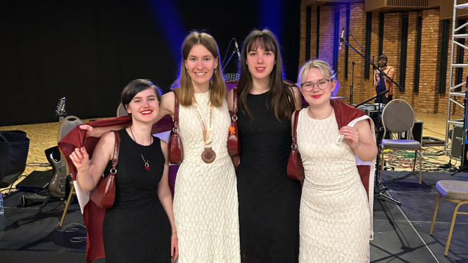 Četras skolnieces no Rīgas Valsts 1. ģimnāzijas