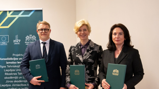 Izglītības un zinātnes ministre Anda Čakša kopā ar RTU rektoru Tāli Juhnu un RTA rektori Ivetu Mietuli sadarbības līguma parakstīšanas pasākumā