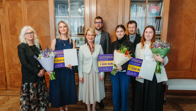 Kopbilde ar uzvarētājiem, kas piedalījās studentu zinātniski pētniecisko darbu konkursā par starptautiskajiem izglītības pētījumiem