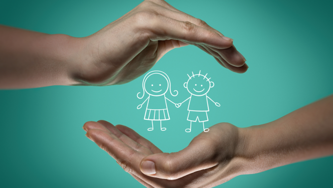 No rokām uztaisīts aplis, aplī redzami divi uzzīmēti bērni sadevušies rokās