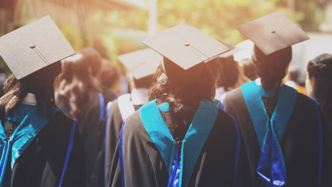 Studenti saģērbušies mantijās