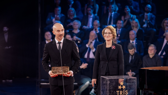 “Gada sporta skolotājs” Arvis Sprude sniedz uzrunu pēc "Trīs Zvaigžnu balvas saņemšanas", balvu pasniedz Izglītības un zinātnes ministre Dace Melbārde