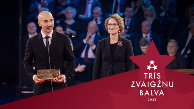 “Gada sporta skolotājs” Arvis Sprude sniedz uzrunu pēc "Trīs Zvaigžnu balvas saņemšanas", balvu pasniedz Izglītības un zinātnes ministre Dace Melbārde