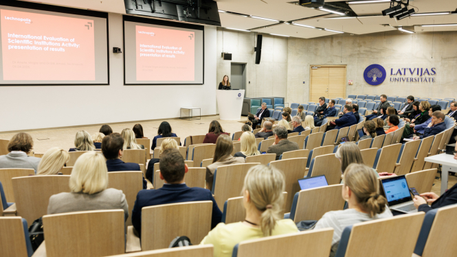 Augstākās izglītības, zinātnes un inovāciju departamenta direktore Liene Levada saka uzrunu