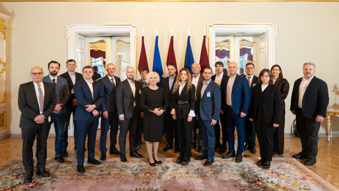 Daigas Mieriņas un Latvijas kosmosa nozares pārstāvju kopbilde 