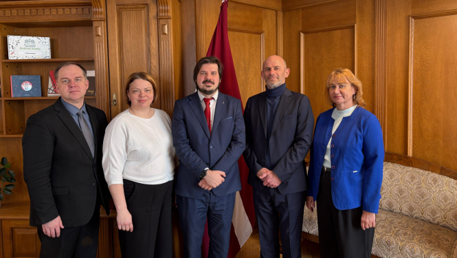 Kopbilde no Izglītības un zinātnes ministrijas valsts sekretāra Jāņa Paidera tikšanās ar Francijas Institūta Latvijā direktoru Ēriku Sirvēnu (Éric Sirven) un direktora vietnieci Sandru Urtāni.