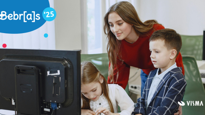 Skolotāja un divi skolēni strādā ar datoru