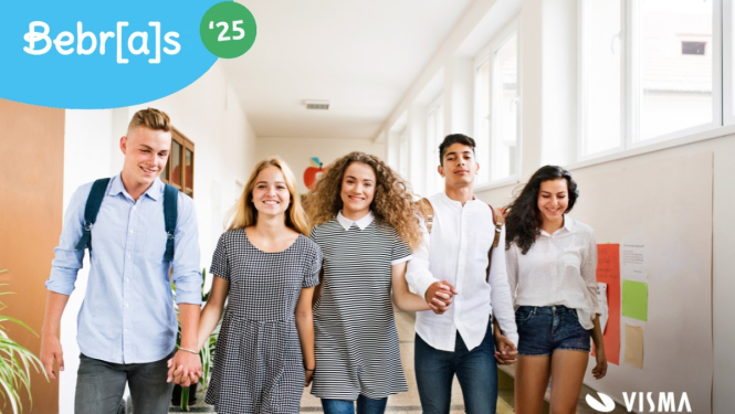 Bebr[a]s'25 Jaunieši priecīgi, sadevušies rokās iet pa gaiteni