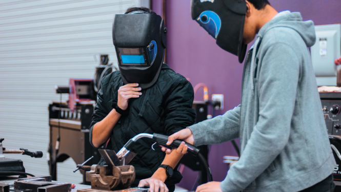 Divi jaunieši mācību vidē apgūst metināšanu