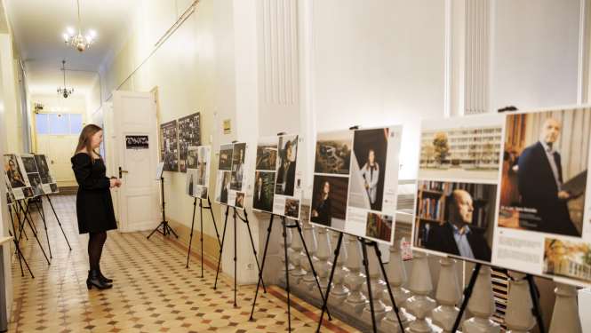 Sieviete vēro "Zinātne Latvijai 2025" kalendāru izstādi.