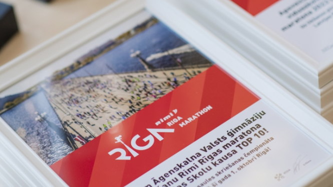 Rimi Rīgas maratona Latvijas Skolu kausa diplomi nolikti uz galda