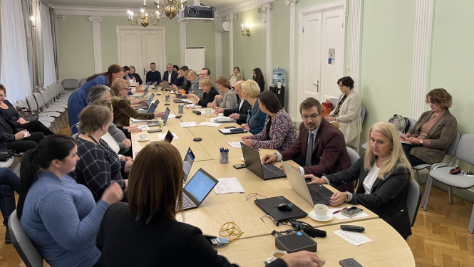 darba sarunas pie ovāla galda