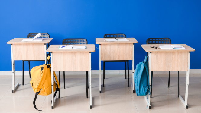 Skolas soli un krēsli ar mugursomu