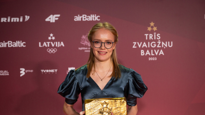 Agate Caune ar Trīs zvaigžņu balvu rokās