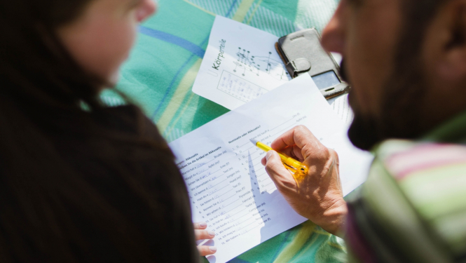 vīrietis skaidro uzdevumu