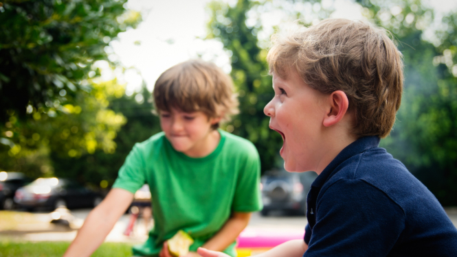 bērni spēlējas ārā