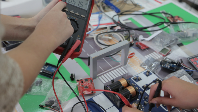 Divas meitenes mēra spriegumu