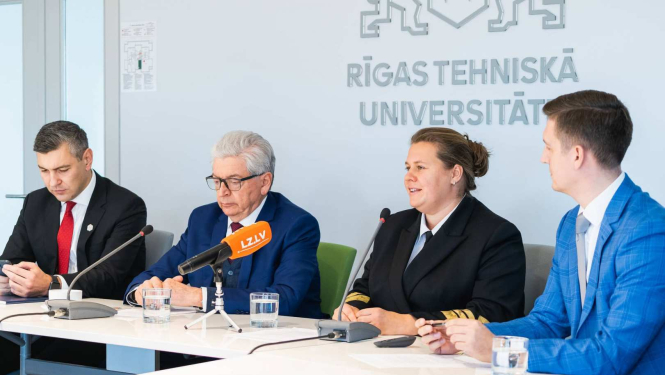 Informatīvajā pasākumā par LJA pievienošanu RTU stāstīja (no kreisās) IZM Augstākās izglītības, zinātnes un inovāciju departamenta direktors Dmitrijs Stepanovs, RTU rektors Leonīds Ribickis, LJA rektore Kristīne Carjova un RTU attīstības prorektors Artūrs Zeps. Foto: Vitālijs Vinogradovs, RTU