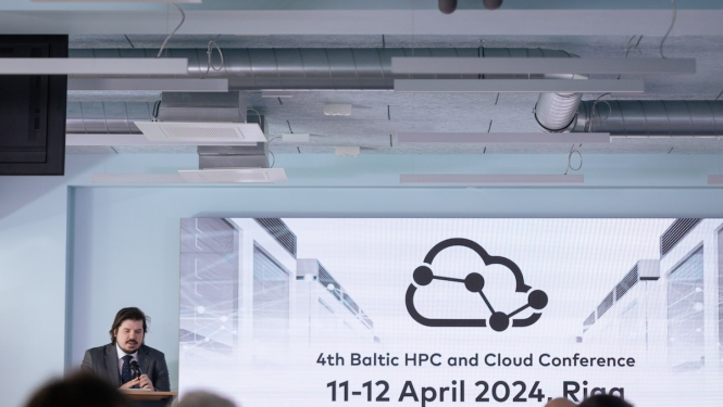 Baltic HPC konference. Auditorijas priekšā uzstājas Jānis Paiders.