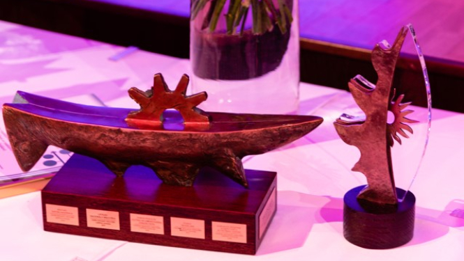 balvas attēls ar ziediem fonā