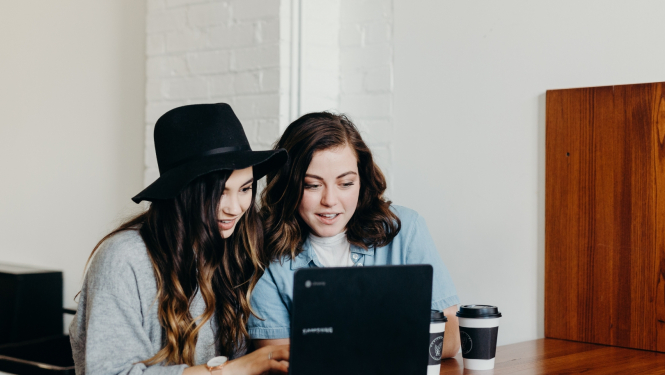 Studentes pie datora