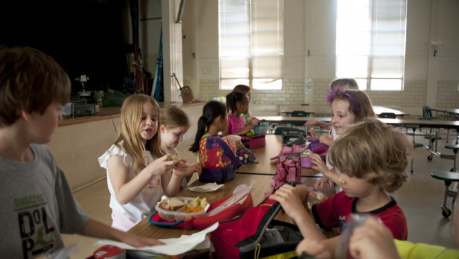 klases telpā bērni ēd