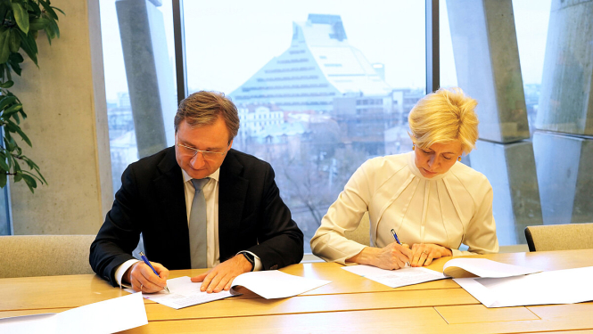 LU rektors profesors Gundars Bērziņš un izglītības un zinātnes ministre Anda Čakša paraksta līgumu par institucionālā finansējuma ieviešanu.