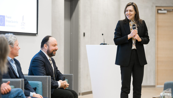 sieviete uz skatuves