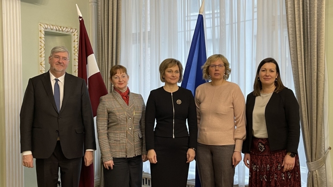 pārstāvji pozē attēlam