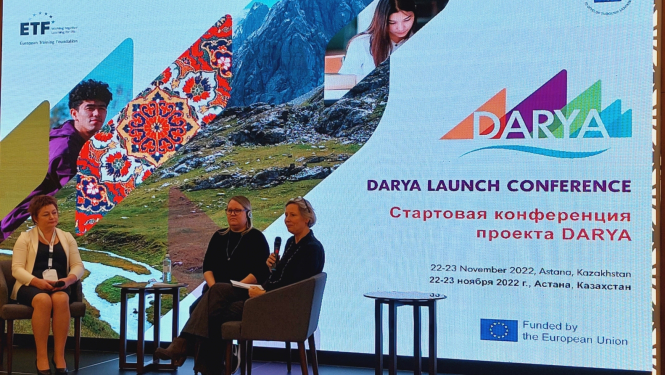 cilvēki uz skatuves