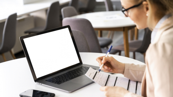 Pedagogs strādā ar portatīvo datoru