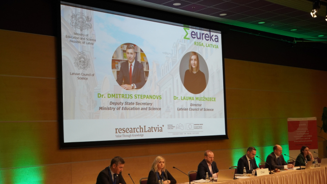 cilvēki pie diskusijas paneļa