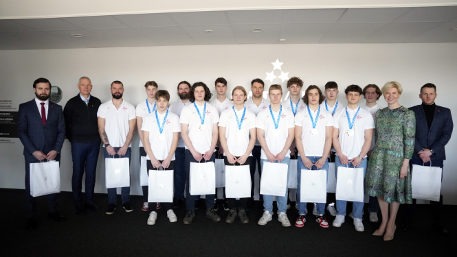 jaunieši kopā ar ministri un LOK prezidentu pozē bildei