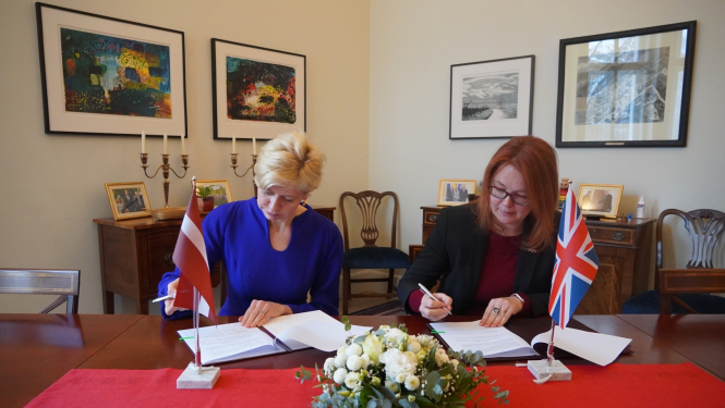 Izglītības un zinātnes ministre Anda Čakša un British Council pārstāvniecības Latvijā vadītāja Zane Matesoviča paraksta sadarbības memorandu