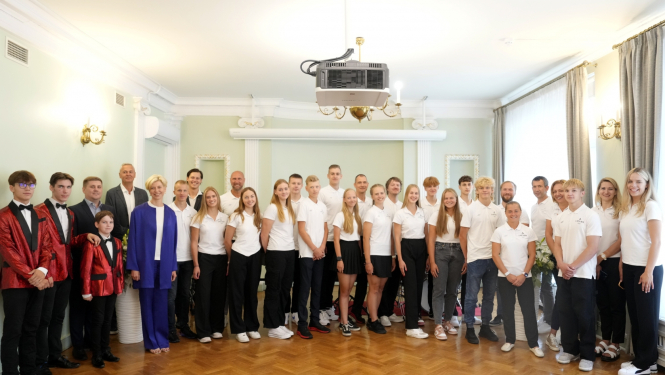 Jaunos sportistus sveic izglītības un zinātnes ministre Anda Čakša un viņas padomnieks sporta jautājumos Ainars Bagatskis.