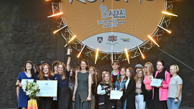 Līvānu novada pašvaldība no Izglītības un zinātnes ministrijas saņēma goda plāksni ar uzrakstu "Latvijas Jauniešu galvaspilsēta 2024" un ceļojošo kausu.