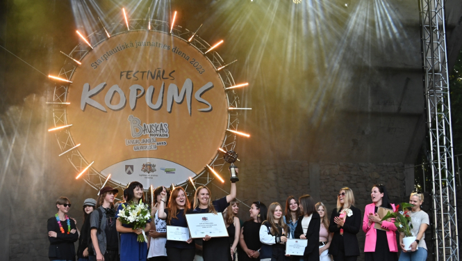 Jaunieši uz skatuves uz festivāla "Kopums" skatuves