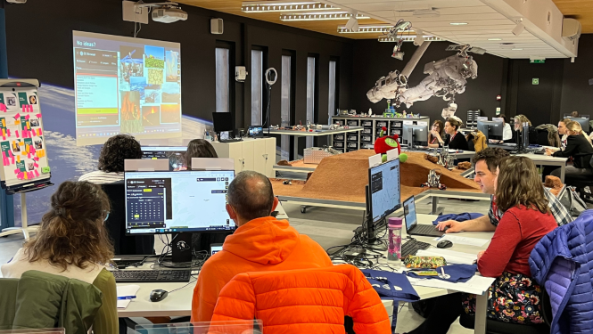 skolotāji mācās STEM