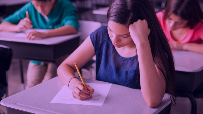 Bērni klasē raksta eksāmenu