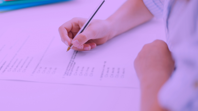 Cilvēka rokas raksta ar pildspalvu eksāmenā