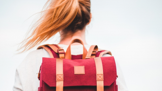 meitene ar mugursomu