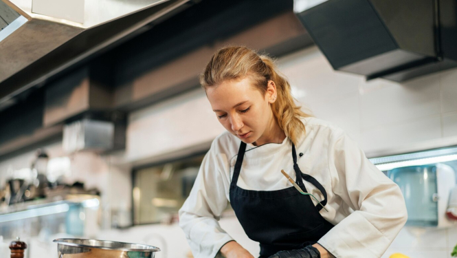 Meitene griež dārzeņus 