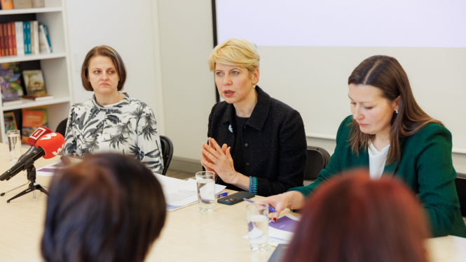 Attēlā redzamias Edīte Kanaviņa, Anda Čakša, Karīna Caunīte-Orupe, kas sēž pie galda.