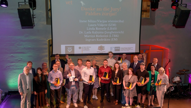 Balvas dalībnieki un nominanti stāv uz skatuves